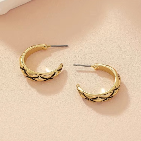 Boho Vintage Hoop Earrings Gold Engraved Crosshatch - Picture 5 of 6